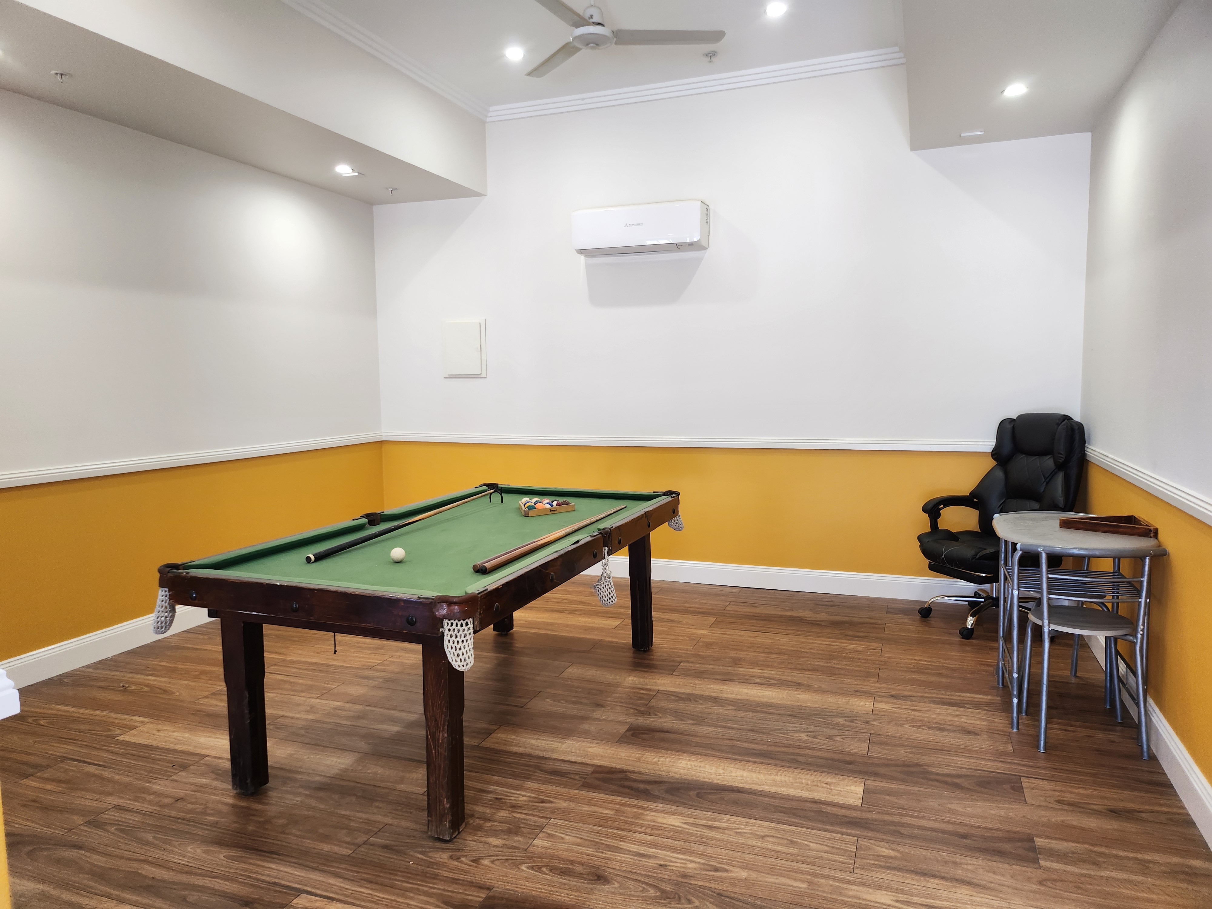 Guest recreation room with a pool table